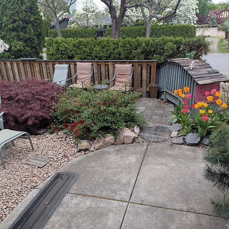 Bed and Breakfast Beds By The Bridge à Kelowna Extérieur photo