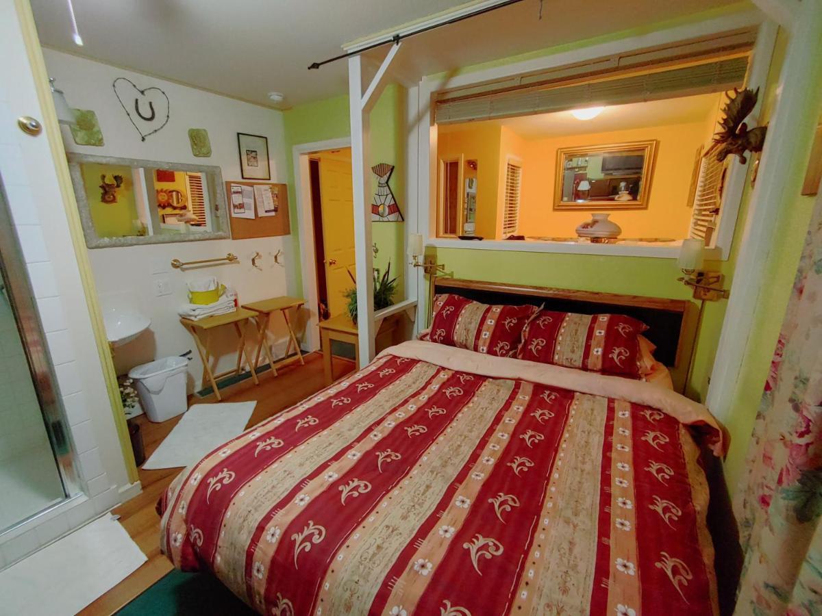 Bed and Breakfast Beds By The Bridge à Kelowna Extérieur photo