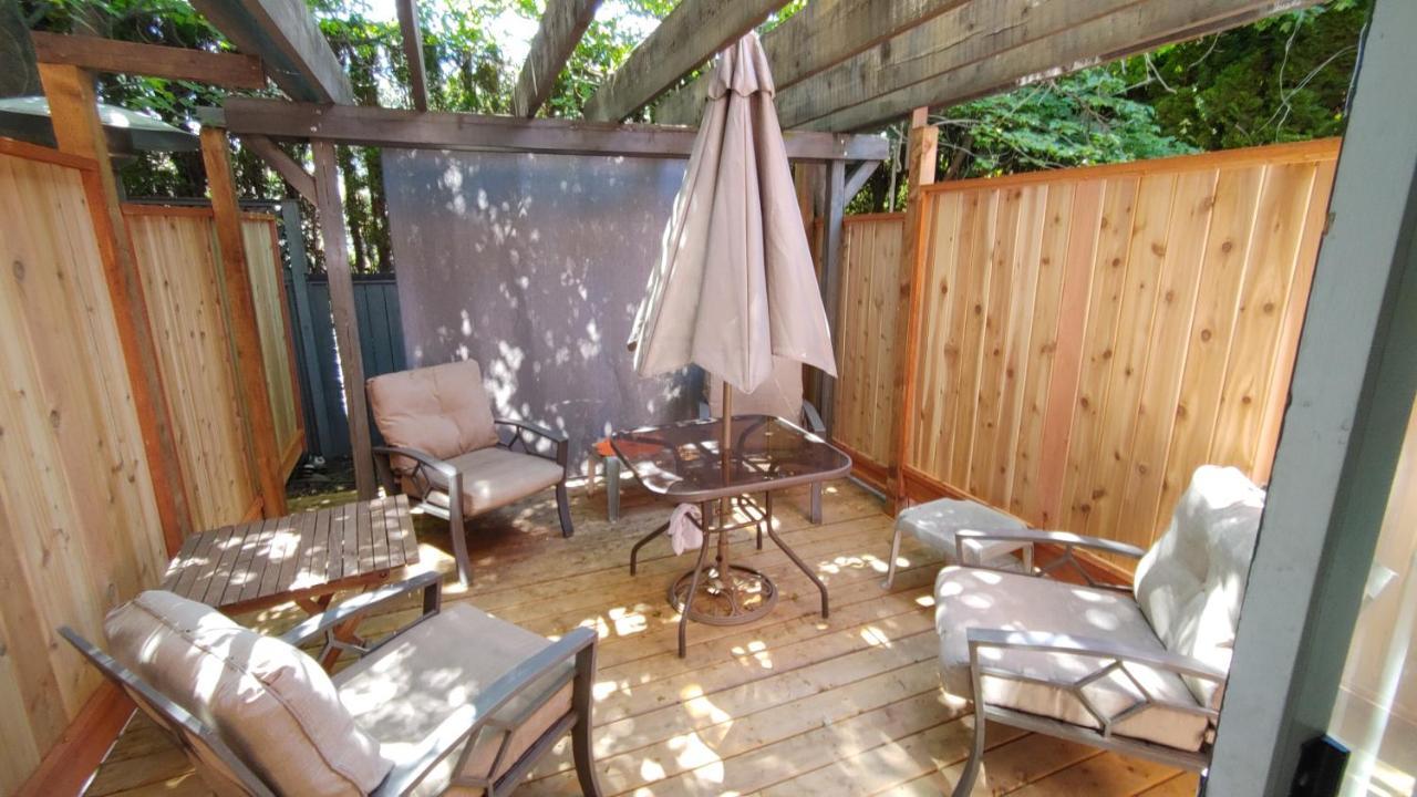 Bed and Breakfast Beds By The Bridge à Kelowna Extérieur photo