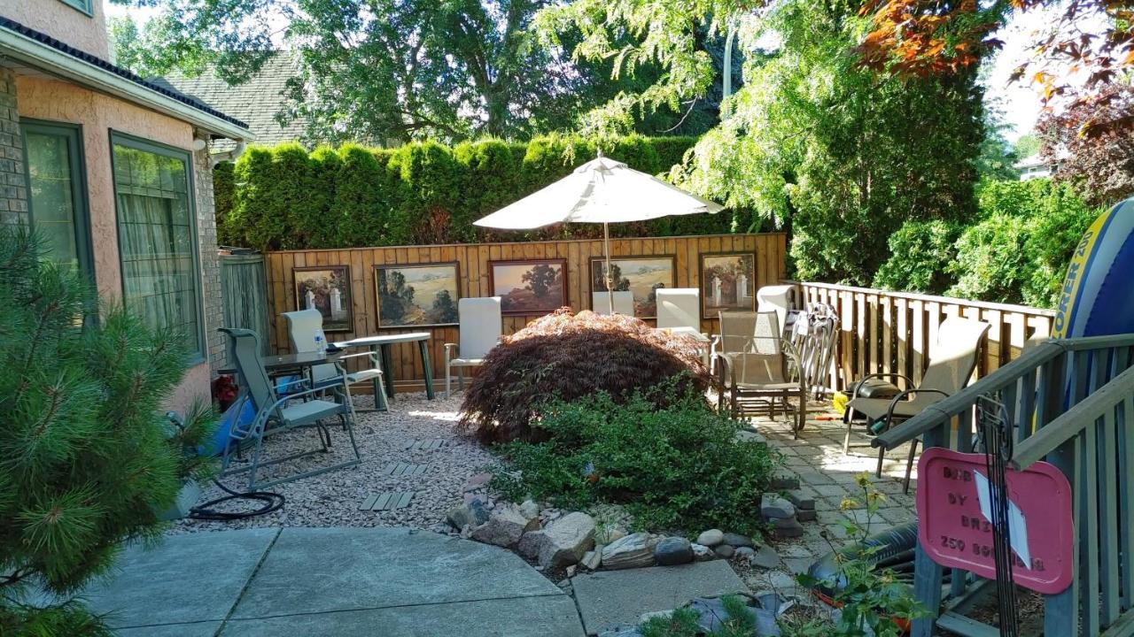 Bed and Breakfast Beds By The Bridge à Kelowna Extérieur photo