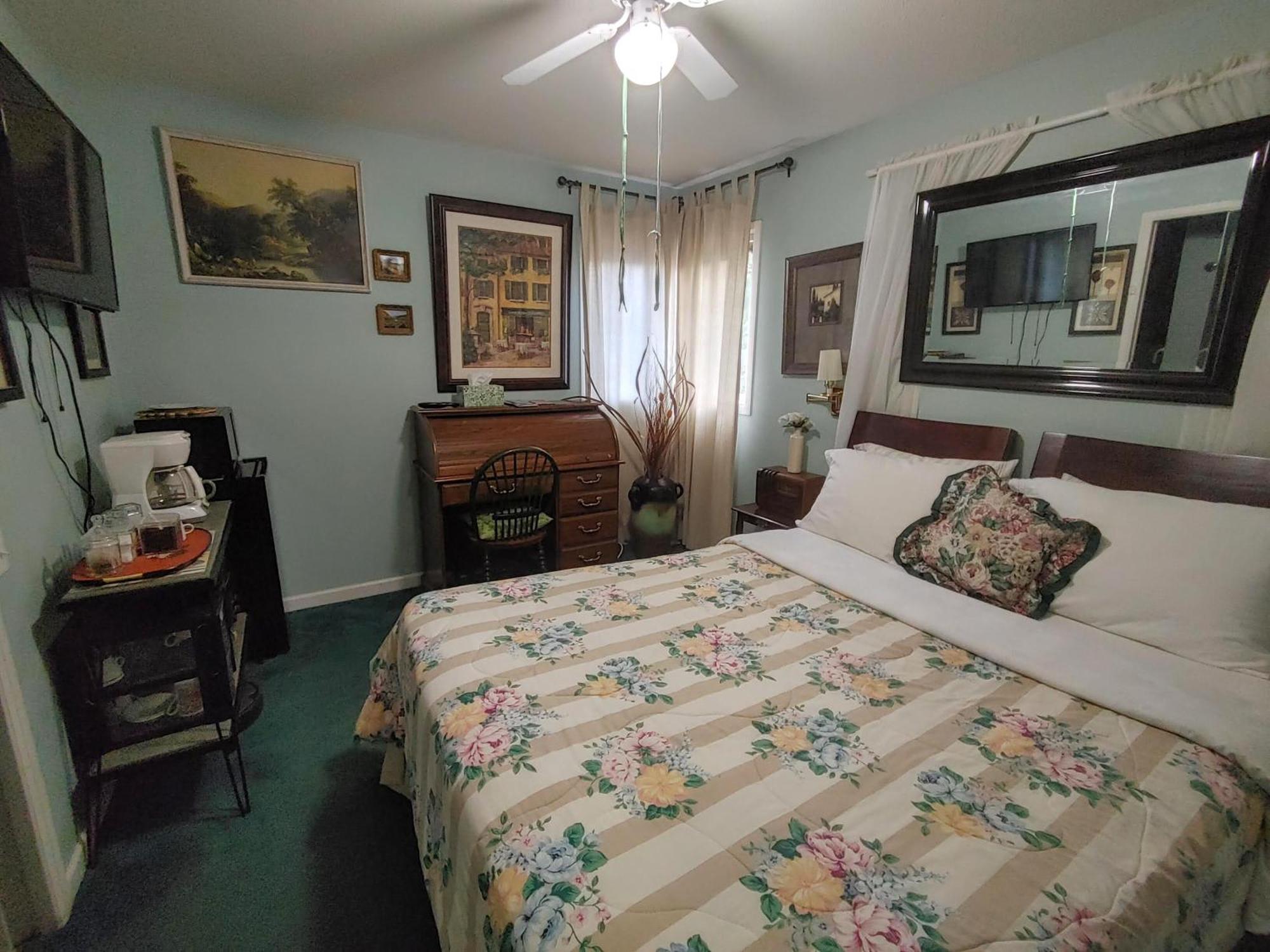 Bed and Breakfast Beds By The Bridge à Kelowna Extérieur photo