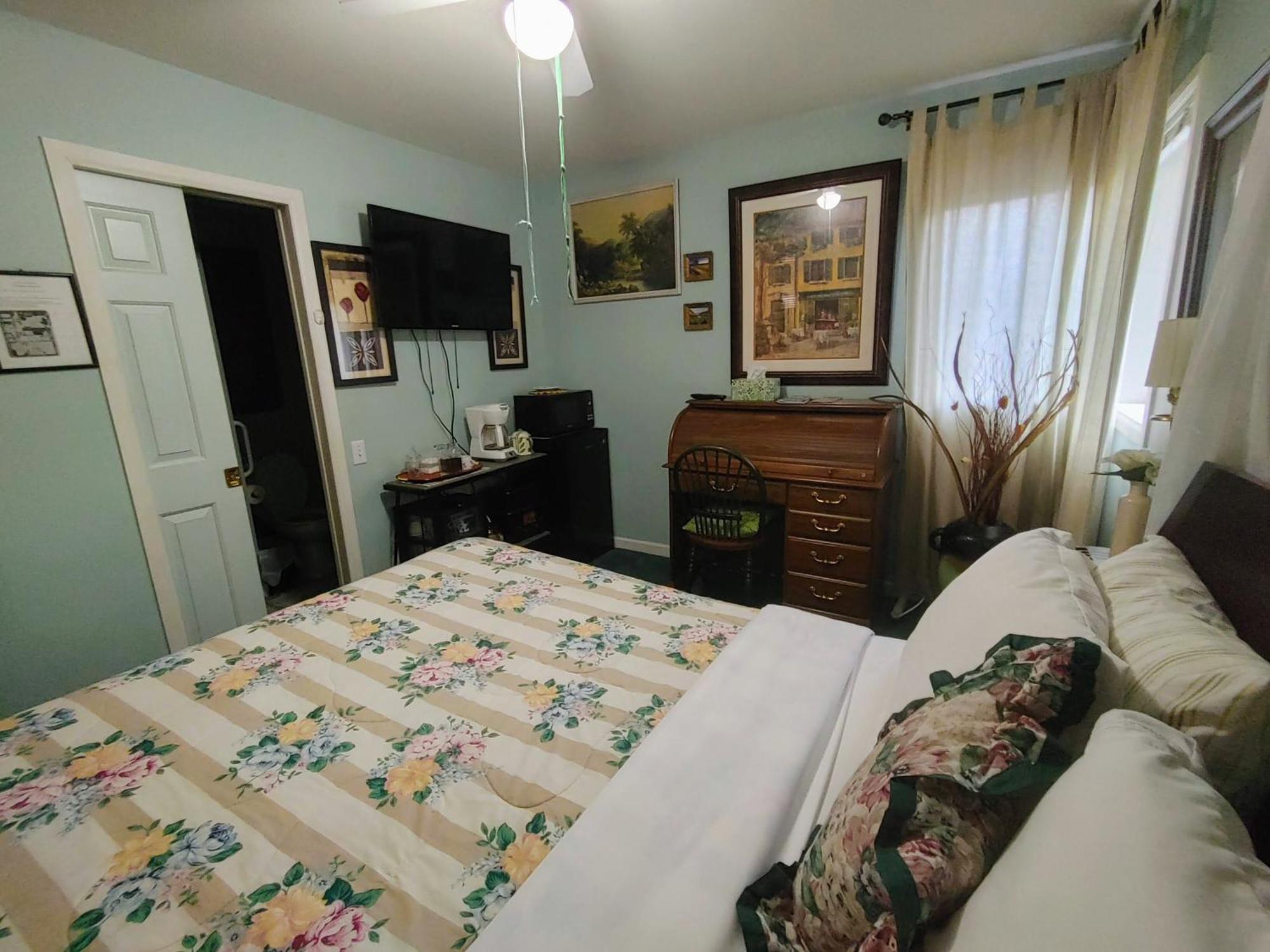 Bed and Breakfast Beds By The Bridge à Kelowna Extérieur photo