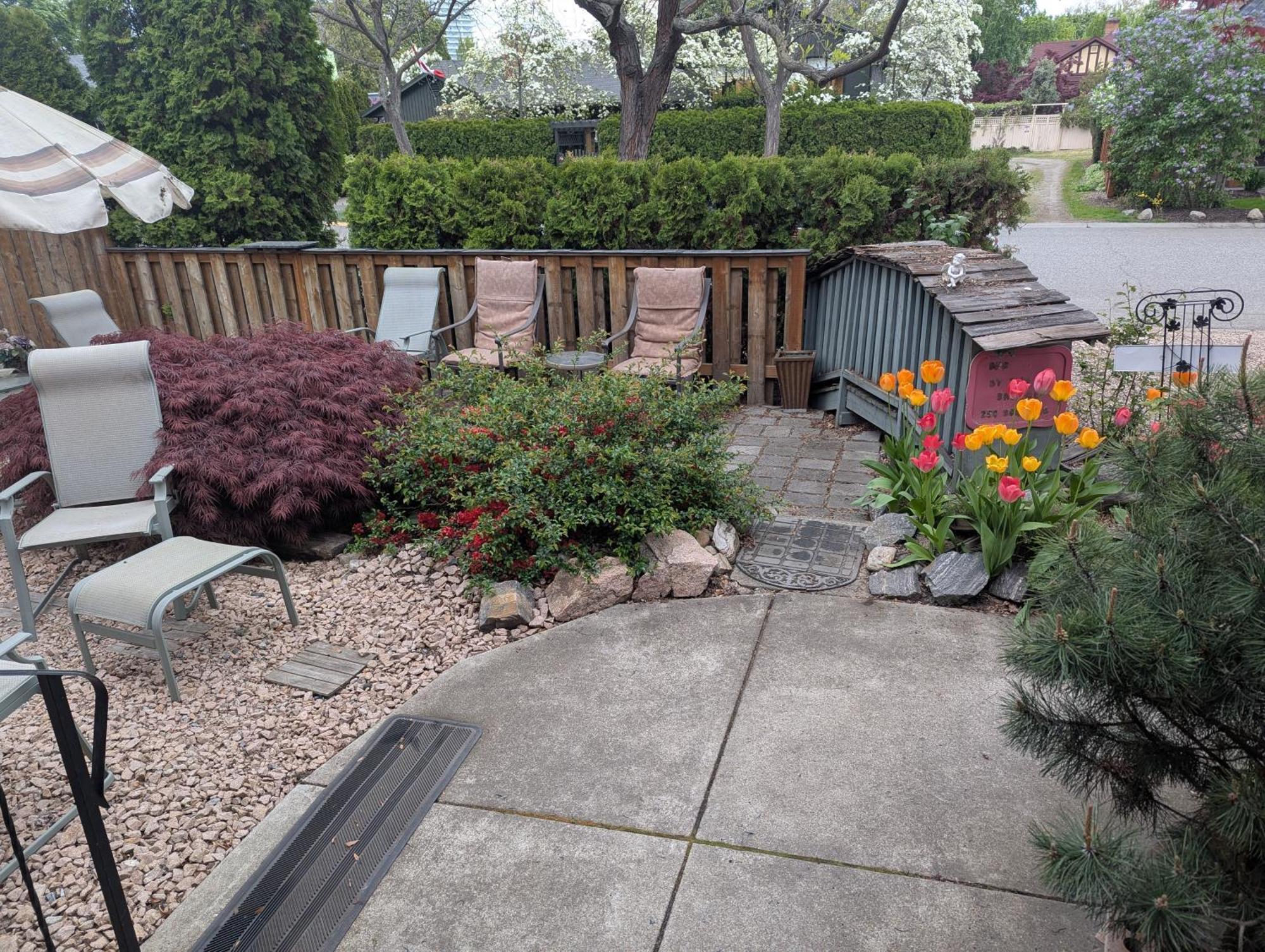 Bed and Breakfast Beds By The Bridge à Kelowna Extérieur photo